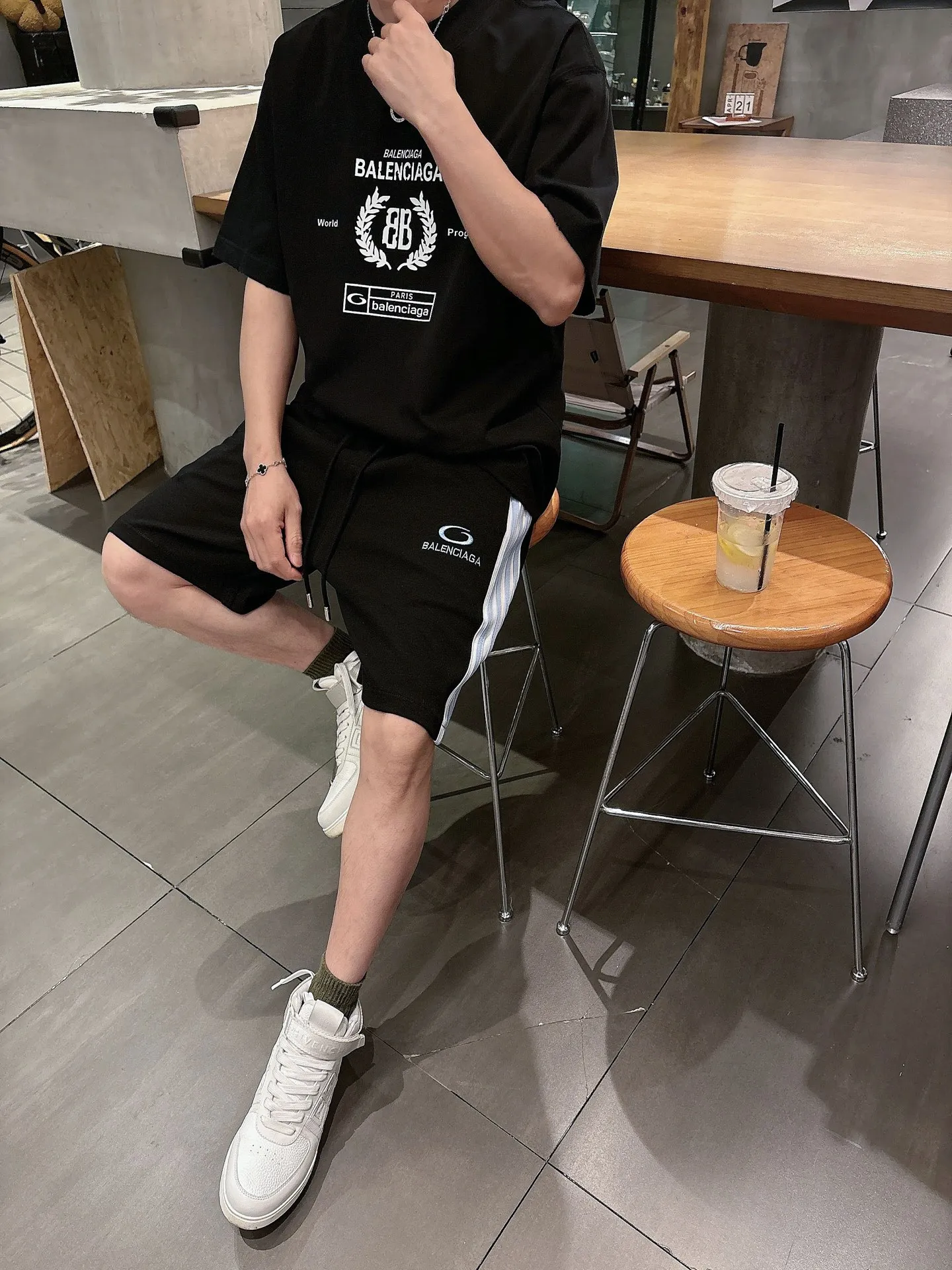 Balenciaga's three-standard complete 2026 summer New Arrival men's casual shorts, advanced custom-made Breathable fabric, Breathable fabric, extremely stretchy and comfortable, impeccable details, top-grade accessories, original logo design concept, delicate and soft feel! The upper body fit is awesome! Size: M-XXXL Please state your height and weight when ordering